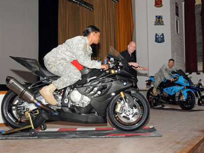 Στρατιώτες εκπαιδεύονται στην οδήγηση μοτοσικλετών!